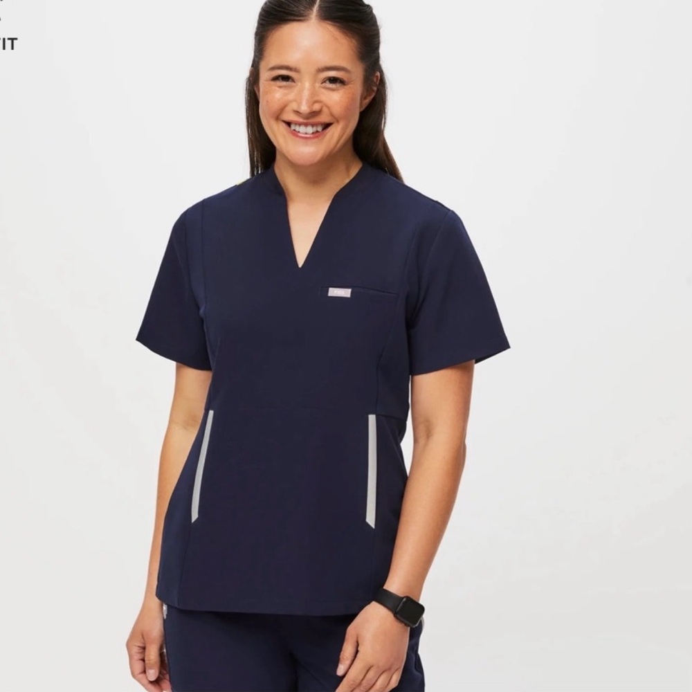 NWT FIGS Odessa Slim‎ Scrub Top in Navy.